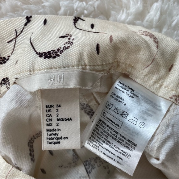 H&M High Waisted Flowy Shorts Size 2 - Picture 4 of 9